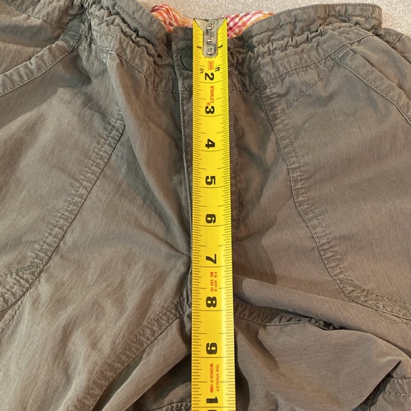 The North Face - active khaki capri pants. Size 8 - Picture 9 of 10